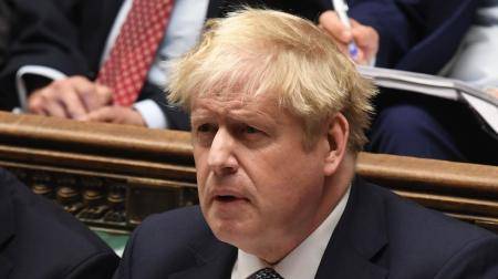 هل يتنحى جونسون بعد استقالة 47 وزيراً من حكومته؟