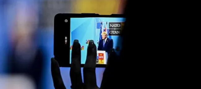 من العناد إلى الاستسلام.. كيف تداعت مواقف جونسون