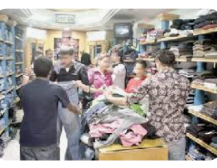 الأسواق عشية العيد.. طلب ضعيف على المواد الغذائية