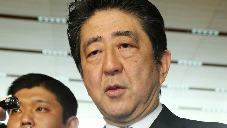 اعتقال رجل بتهمة محاولة قتل رئيس الوزراء الياباني السابق