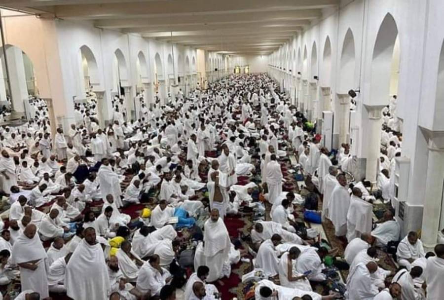 مسجد نمرة يكتظ بالحجاج وسط أجواء إيمانية وخدمات متكاملة...صور
