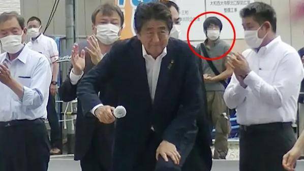 قاتل شينزو آبي وقف خلفه بكل برود ثم قنصه تفاصيل