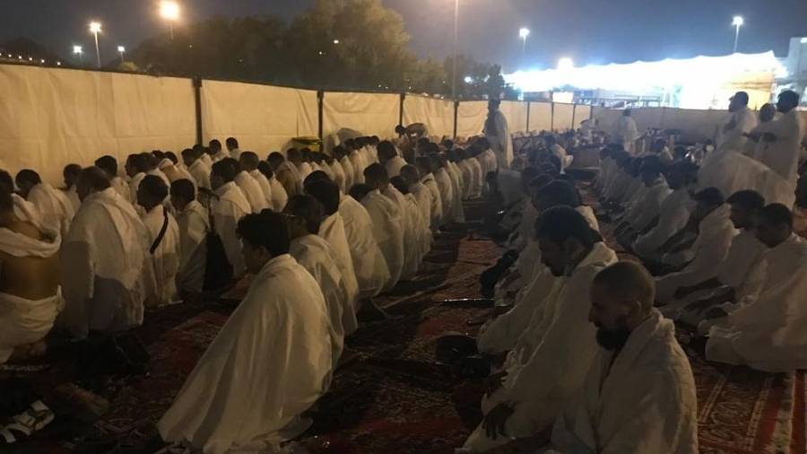 الحجاج يؤدون صلاتَيْ المغرب والعشاء جمع تأخير ويجمعون الحصى