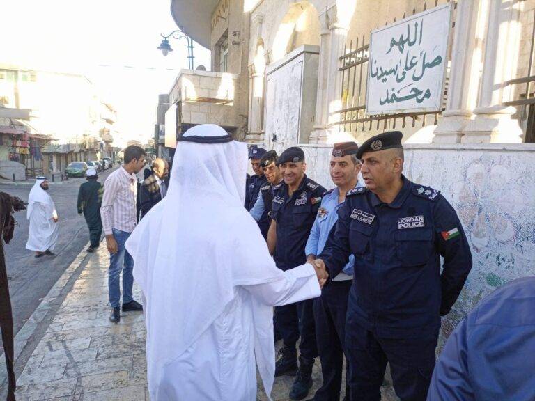 مرتبات السير يشاركون المواطنين أداء صلاة العيد