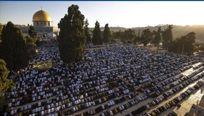 150 ألف مصل يؤدون صلاة العيد في رحاب المسجد الأقصى