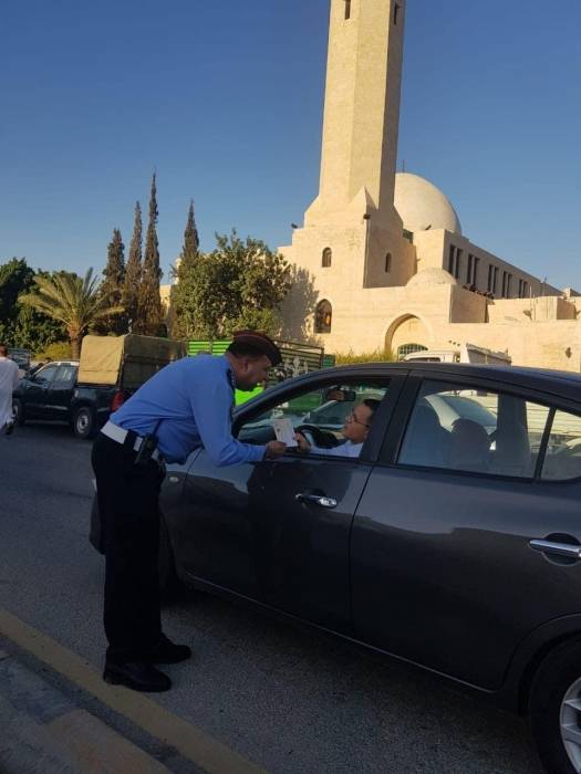 مرتبات السير يشاركون المواطنين أداء صلاة العيد