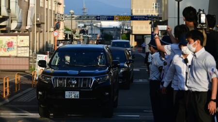 وصول موكب جثمان رئيس الوزراء السابق شينزو آبي إلى طوكيو