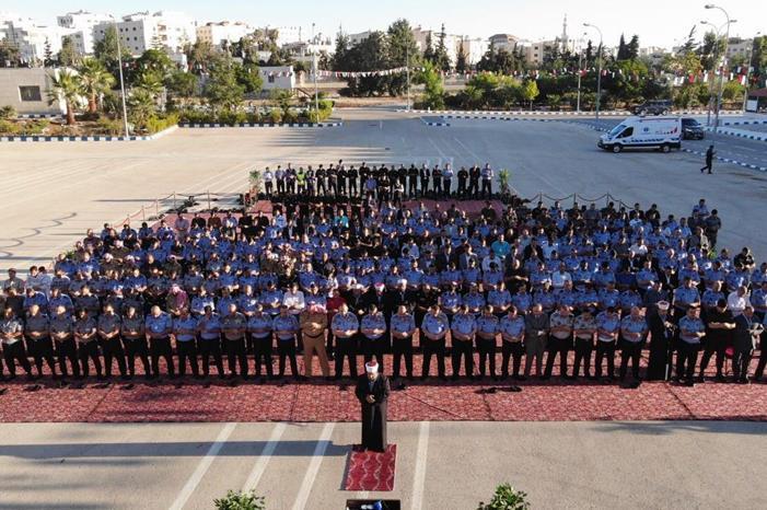 الحواتمة ينقل تحيات الملك للمرتبات ويشاركهم أداء صلاة العيد