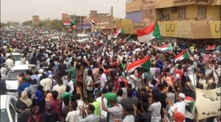 السودان: متظاهرون يحتفلون بالأضحى في معسكر الاعتصام