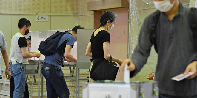 الناخبون اليابانيون يبدؤون التصويت في انتخابات مجلس الشيوخ