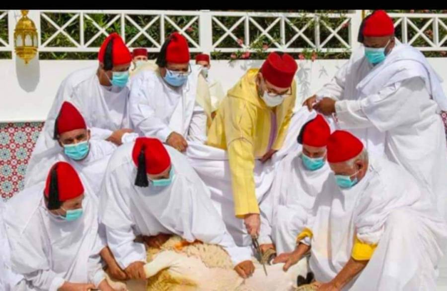 الملك محمد السادس يؤدي “صلاة العيد”..... وينحر الأضحية