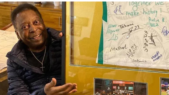 لاعبات السعودية يهدين بيليه قميصاً تاريخياً