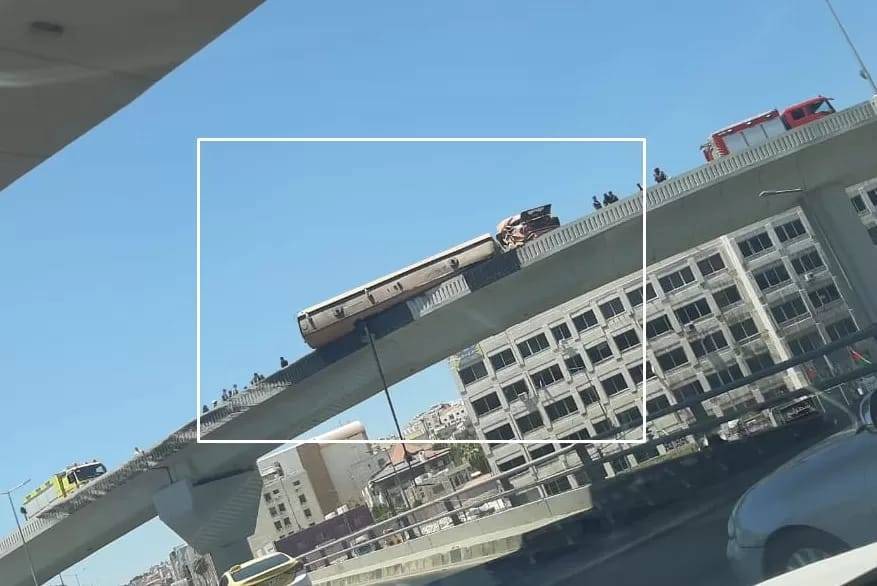 هروب سائق صهريج متدهور على جسر فوق دوار المدينة الرياضية