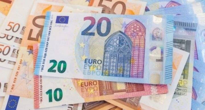 اليورو يهوي لأدنى مستوى في 20 عاما