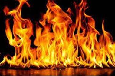 كاميرا المراقبة تكشف تفاصيل واقعة هزت مصر .. أب يشعل المنزل في طفليه