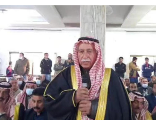 قاض عشائري اردني يصلح بين عائلتين في الضفة