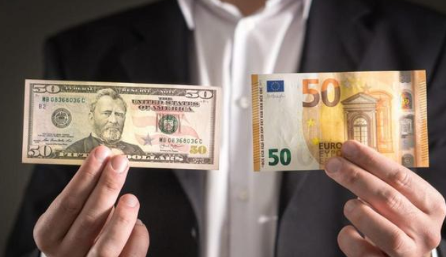 اليورو بدولار لأول مرة منذ طرح العملة الأوربية عام 2002