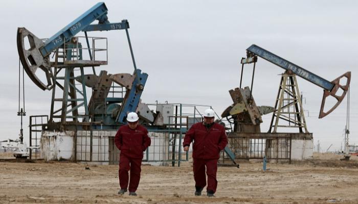 النفط ينخفض مدفوعا باستمرار مخاوف التضخم