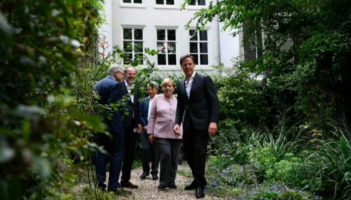 ميركل تعود من أمستردام بـأسد هولندا