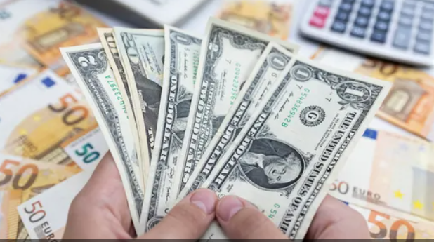 توقعات رفع الفائدة تعزز قوة الدولار أمام الين واليورو