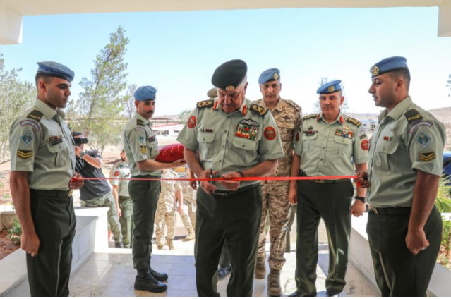 رئيس هيئة الأركان المشتركة يزور عدداً من الوحدات العسكرية (صور)