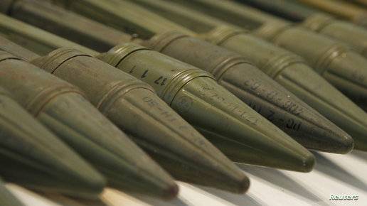 مسلحون وقذيفة.. صورة سفير العراق في لبنان تثير ضجة وحسابه يبرر