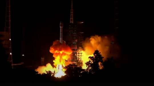 الصين تطلق قمرا صناعيا لتأمين الاتصالات لمحطتها الفضائية