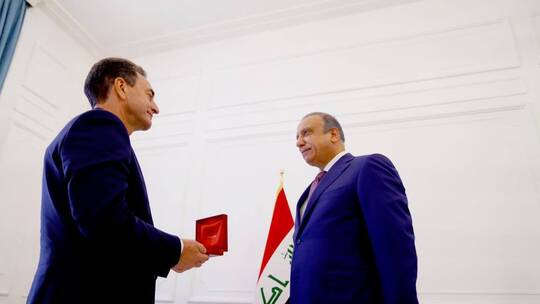 ماكرون يمنح الكاظمي وسام الشرف الفرنسي