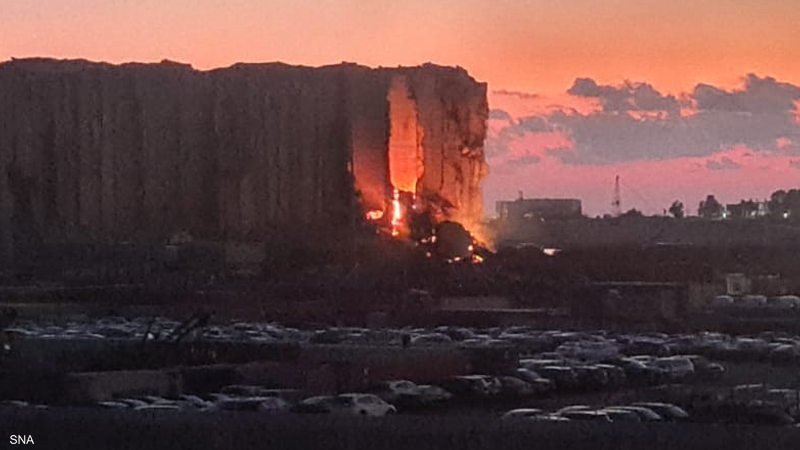 حريق متواصل في صوامع مرفأ بيروت.. وعدم التدخل يثير الحيرة