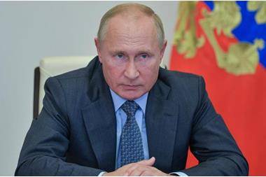 بوتين يكرم 2 من أبرز الأكاديميين الروس لمساهمتهما في تطوير لقاحات كورونا