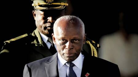 القضاء الإسباني يرفض تسليم جثمان الرئيس الأنغولي السابق لعائلته