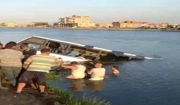 حادث مأساوي في مصر.. سقوط حافلة تقل 30 طفلاً من حفظة القرآن الكريم في ترعة السلام