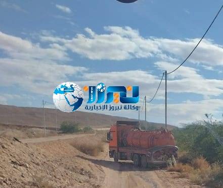 سائق صهريج يفرغ الحمولة من الصرف الصحي في منطقة غور الصافي... فيديو
