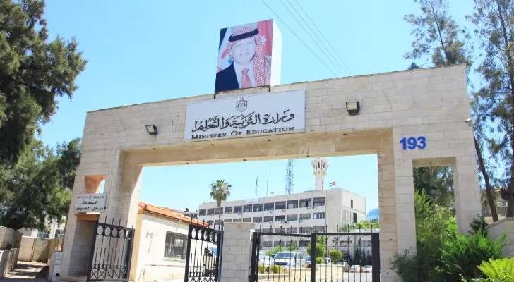 طالب يرتدي لباس فتاة ويتقدم بدلا عنها لامتحان التوجيهي.. وهذا ما حصل