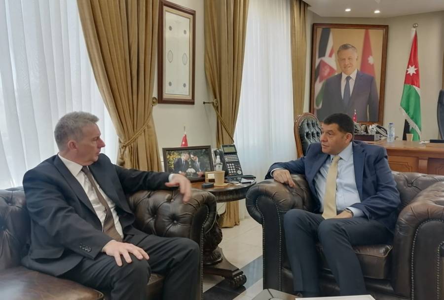 السفير الأسترالي يزور وزارة العمل