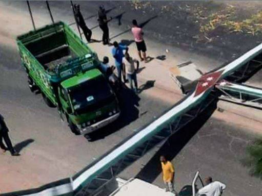 سقوط جسر في دير علا بعد اصطدام مركبة به