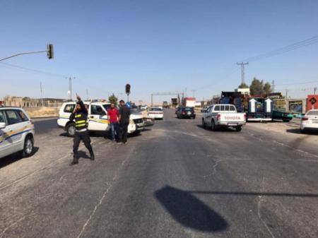 ضبط مركبة شحن محملة بـ33 راكبا و19 مخالفة تجاوز لإشارة الحرة بالزرقاء