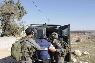 قوات الاحتلال تعتقل صحفيا في الخليل