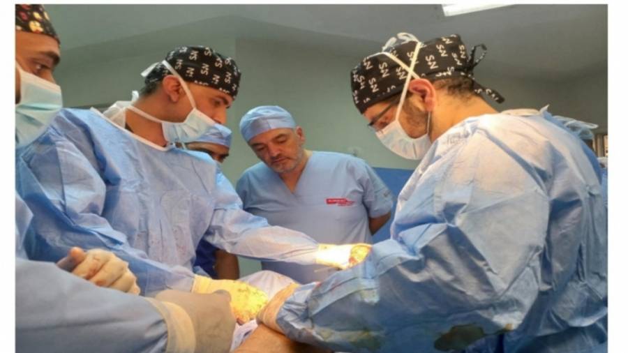 عملية نوعية في مستشفى البشير لشاب تعرض لإصابة أثناء ممارسة الرياضة