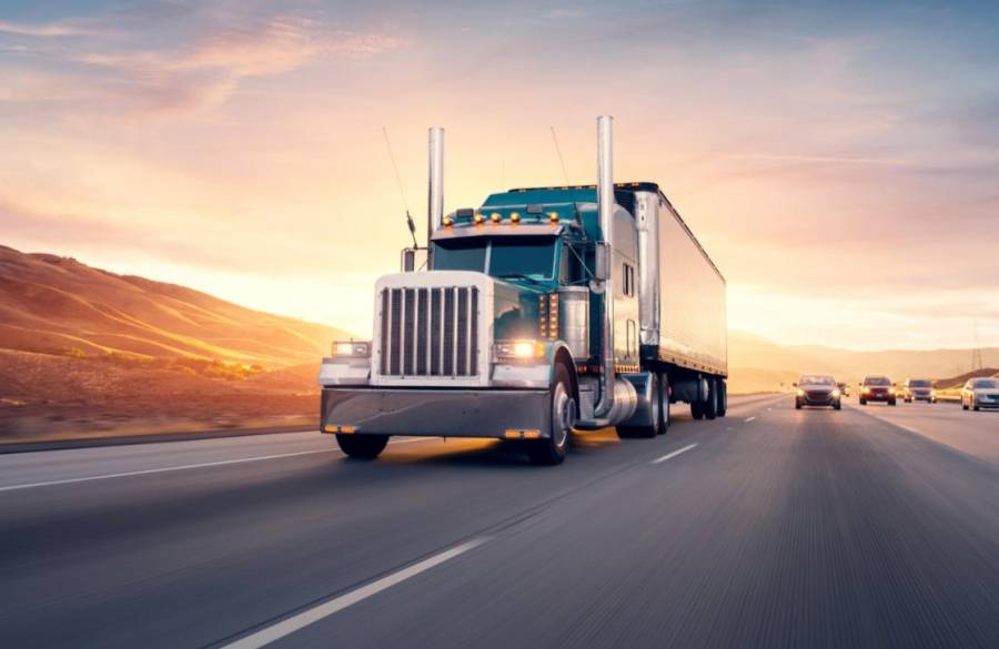 ضبط (تريلتين) اثناء التسابق بالأزرق