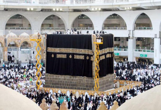 صحافي إسرائيلي يدخل السعودية ويعد تقريرا من جوار الكعبة