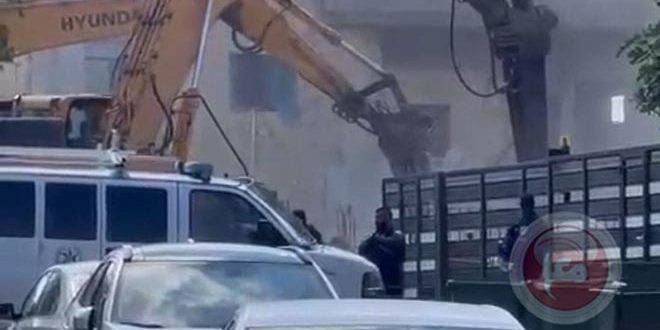الاحتلال يهدم منشآت عدة في القدس ومنزلاً في الخليل