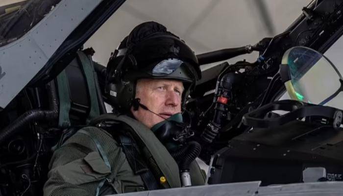 جونسون يهدد بإرسال معارضيه للفضاء