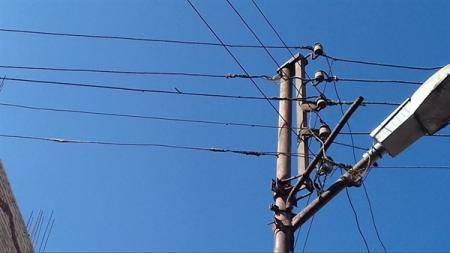 حمولة شاحنة تتسبب بقطع أسلاك كهرباء في الخالدية