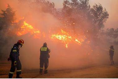 اندلاع حرائق في غابات اليونان بسبب الحرارة