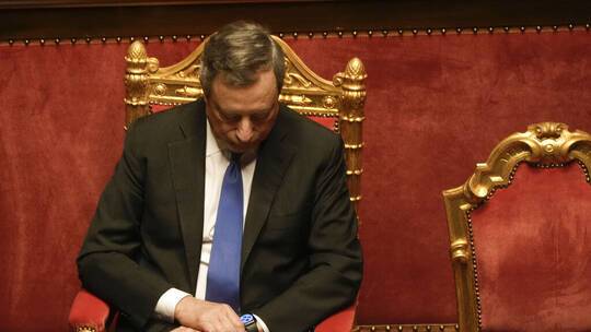 رئيس وزراء إيطاليا يضع شروطا للبقاء في المنصب