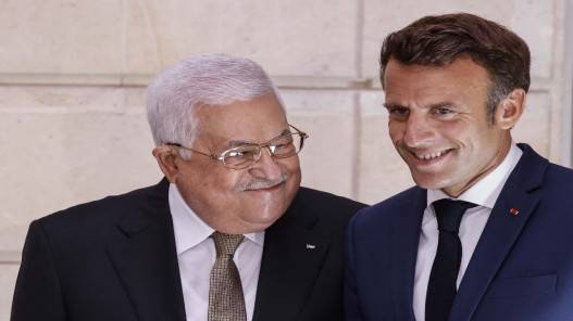 الرئيس الفلسطيني يحذر في باريس من تآكل حل الدولتين