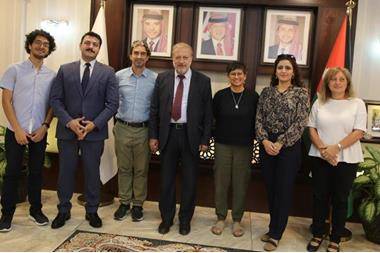 الكوفحي يبحث سبل تطوير حدائق بلدية إربد