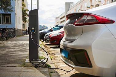 هل المركبات الكهربائية آمنة؟.. خبير أردني يجيب