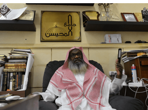 إمام الحرم المكي السابق يواصل الرد على منتقديه بصورة فشار